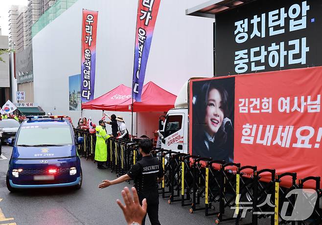 김건희 여사를 태운 호송차가 22일 경기 과천 2차 종합특검 사무실 지하주차장으로 들어서고 있다. 2차 종합특검팀(특별검사 권창영)은 이날 윤석열 전 대통령 관저 이전과 관련 특정범죄가중처벌법상 알선수재와 직권남용 혐의로 김 여사를 피의자 신분으로 소환했다. 2026.7.22 ⓒ 뉴스1 이호윤 기자