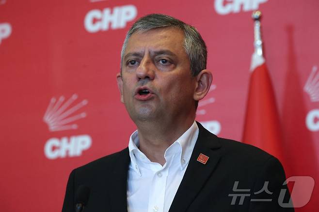 외즈귀르 외젤 공화인민당(CHP) 대표가 2026년 5월 22일 앙카라의 당 본부에서 열린 2023년 11월 CHP 전당대회 매표 의혹 규탄 시위 도중 기자회견에서 발언하고 있다. 2026.05.22. ⓒ AFP=뉴스1
