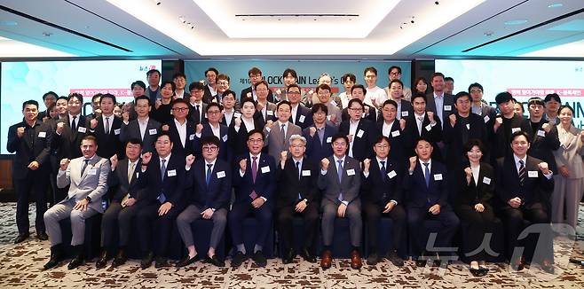 이영섭 뉴스1 대표이사가 22일 오전 서울 중구 롯데호텔에서 열린 제10회 뉴스1 블록체인리더스클럽에서 박상혁 더불어민주당 의원, 김재섭 국민의힘 의원 등 참석자들과 기념촬영을 하고 있다. 2026.7.22 ⓒ 뉴스1 김민지 기자