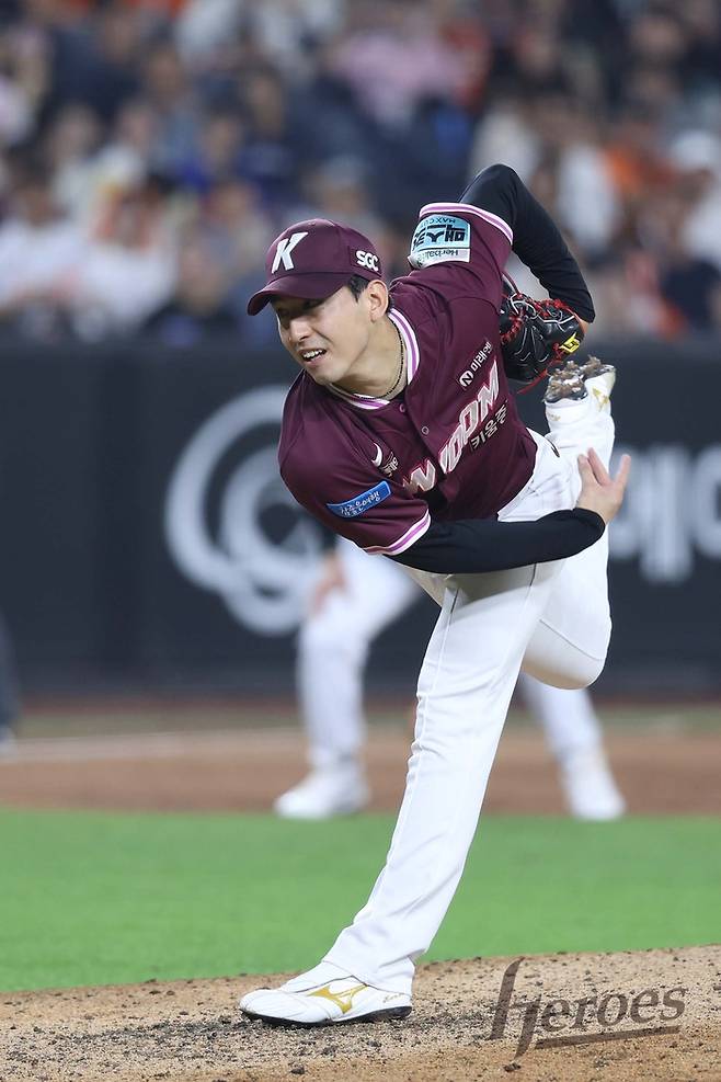 키움 유토가 18일 대전 한화생명 볼파크에서 열린 2026 KBO리그 한화전에서 힘차게 공을 던지고 있다. 사진 | 키움 히어로즈