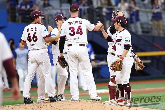 키움 선수단이 22일 서울 고척스카이돔에서 열린 2026 KBO리그 삼성전 승리 후 하이파이브를 하고 있다. 사진 | 키움 히어로즈