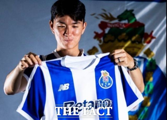 FC포르투 유니폼을 들고 입단 기념 촬영을 하는 황인범. /FC포르투 홈페이지
