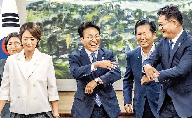기념 촬영 마치고 웃는 與 당대표 후보들  21일 서울시의회에서 열린 더불어민주당 8·17 전당대회 당대표 선거 후보자 초청 간담회에 참석한 후보들이 기념사진 촬영을 마치고 대화하며 웃고 있다. 왼쪽부터 김보미, 고민정, 김민석, 정청래, 송영길 후보. /이태경 기자