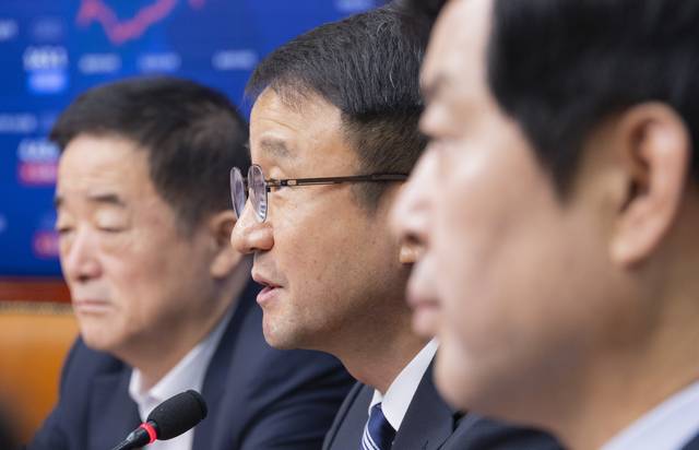 한병도 더불어민주당 당대표 직무대행 겸 원내대표가 22일 국회에서 열린 최고위원회의에서 검찰 개혁 완성에 대해 발언하고 있다. [연합뉴스]