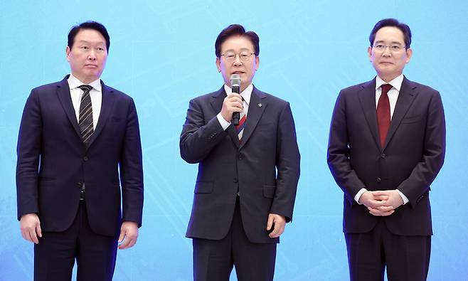지난달 29일 청와대에서 열린 3대 메가프로젝트 국민보고회에서 이재명 대통령(가운데)과 이재용 삼성전자 회장(왼쪽), 최태원 SK그룹 회장. ⓒ청와대통신사진기자단