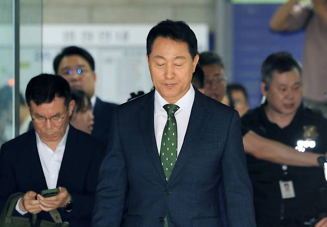 오세훈 서울시장이 22일 오후 서울중앙지법에서 열린 정치자금법 위반 사건 선고공판을 마친 뒤 법정을 나서고 있다. 법원은 오 시장에게 벌금 1천만원을 선고했다. 연합뉴스