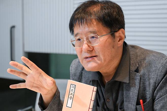 김슬옹 세종국어문화원장이 9일 서울 중구 한국일보사에서 본보와 인터뷰하고 있다. 박지연 인턴기자
