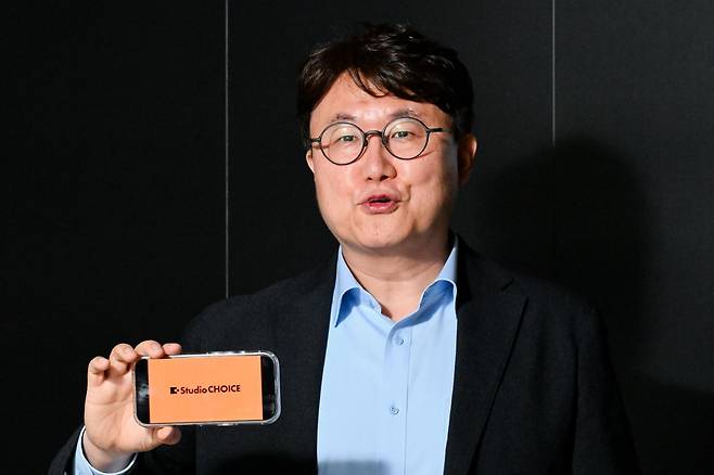 김형만 스튜디오 초이스 대표가 서울 세종로 한국일보사에서 인터뷰를 하며 스마트폰으로 케이블TV를 볼 수 있는 '오초이스' 앱을 소개하고 있다. 그는 스튜디오 초이스를 영화 제작 및 유통 등을 하는 콘텐츠 회사로 바꿀 계획이다. 박지연 인턴기자
