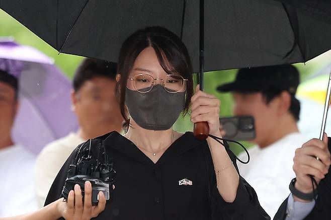 서울 송파구 올림픽공원 핸드볼경기장에서 체육단체 직원들의 경기장 진입을 막은 30대 여성이 21일 서울 송파구 서울동부지법에서 열린 구속 전 피의자 심문(영장실질심사)에 출석하고 있다. 뉴시스