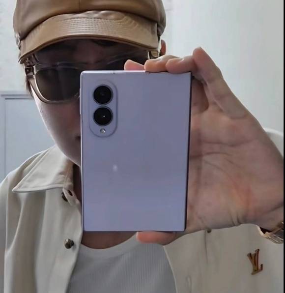 BTS 제이홉이 인스타그램에 게재한 '갤럭시Z 폴드8 울트라'. [사진=제이홉 인스타그램 캡처]