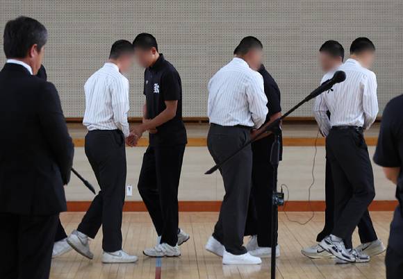 서울 배재고등학교 야구부 학생들이 지난 6일 전남광주특별시 광주제일고등학교를 찾아 사과한 뒤 광주제일고 야구부와 악수하고 있다. [사진=연합뉴스]