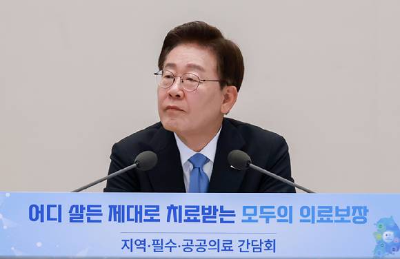 이재명 대통령이 22일 청와대에서 열린 지역·필수·공공의료 간담회에서 참석자 발언을 듣고 있다. 2026.7.22 [사진=연합뉴스]