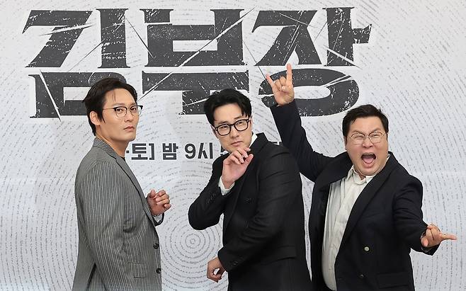 배우 최대훈(왼쪽부터)과 소지섭, 윤경호가 지난달 25일 오후 서울 양천구 SBS 목동 사옥에서 열린 SBS 금토드라마 ‘김부장’ 제작발표회에 참석해 포즈를 취하고 있다. 뉴스1
