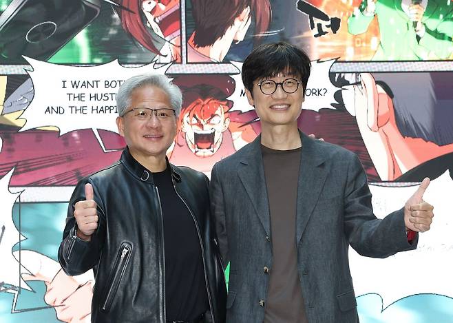 젠슨 황 엔비디아 CEO와 이해진 네이버 이사회 의장이 8일 경기 성남시 분당구 네이버 사옥 1784에서 열린 환영 행사에서 기념촬영하고 있다. 뉴스1