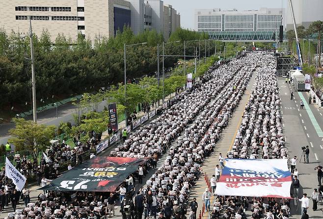 지난 4월 23일 경기 평택시 고덕동 삼성전자 평택캠퍼스에서 열린 삼성전자 노동조합 공동투쟁본부 '4·23 투쟁 결의대회'에서 조합원들이 구호를 외치고 있다. 사진 뉴스1