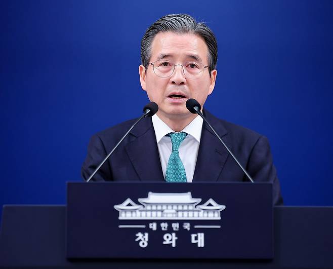 김용범 정책실장이 22일 청와대 춘추관 기자회견장에서 미국 및 남미 순방 관련 사전 브리핑을 하고 있다. 연합뉴스