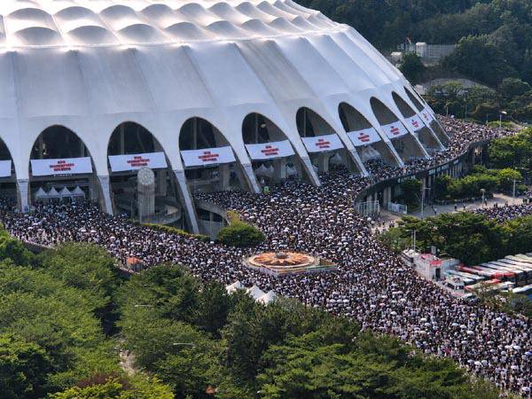 부산 아시아드 주경기장에서 지난달 13일 펼쳐진 그룹 방탄소년단(BTS)의 부산 공연을 관람하기 위해 몰려든 BTS 팬덤(아미)이 거대한 물결을 이뤘다. 부산경찰청 제공