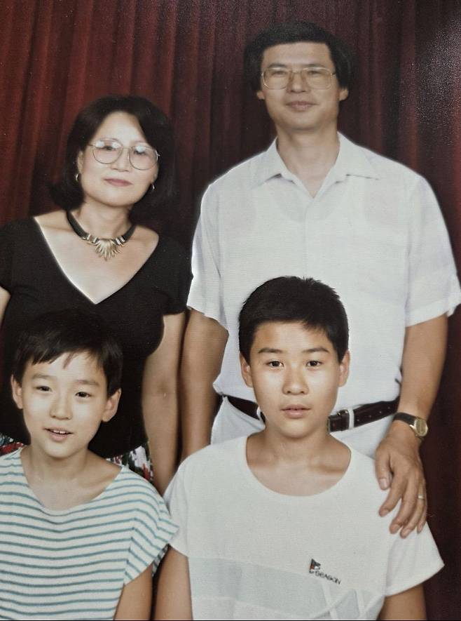 정일웅(뒷줄 오른쪽) 박사가 젊은 시절 아내 노완희 사모와 두 아들과 함께 사진을 찍은 모습. 정 박사의 아내는 2015년 먼저 소천했다. 정 박사는 “아내에게 진 빚을 미처 갚지 못했다”며 미안한 마음을 전했다.