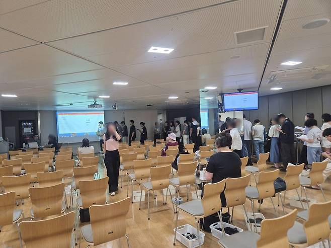 지난달 28일 서울의 한 백화점 문화센터에서 진행된 송희구 작가의 부동산 강의 현장. 오후 6시 강의가 끝난 뒤 30대 수강생들이 길게 줄을 서 있다. 특강이 끝난 뒤 개별 질문에 답을 주는 '진짜 수업'이 시작된다. 이강민 기자