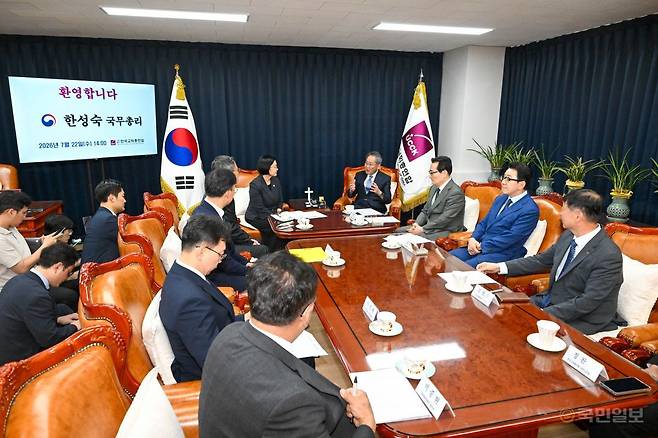 김 대표회장과 한 총리가 대화하고 있다. 아래는 환담회 모습. 신석현 포토그래퍼