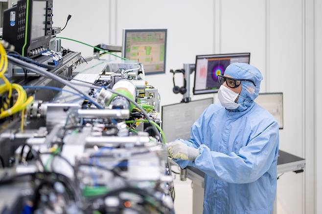 독일 디칭겐에 있는 트럼프 공장에서 ASML EUV에 들어가는 레이저 장비를 작업자가 테스트하고 있다. [트럼프]