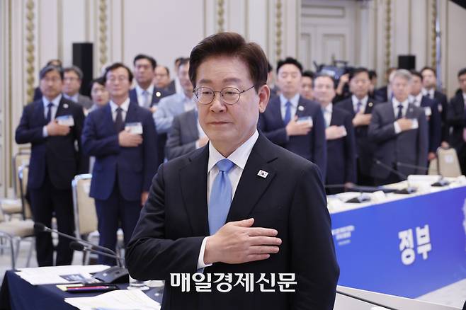 이재명 대통령이 22일 청와대에서 열린 지역‧필수‧공공의료 간담회에서 국민의례를 하고 있다.김호영기자