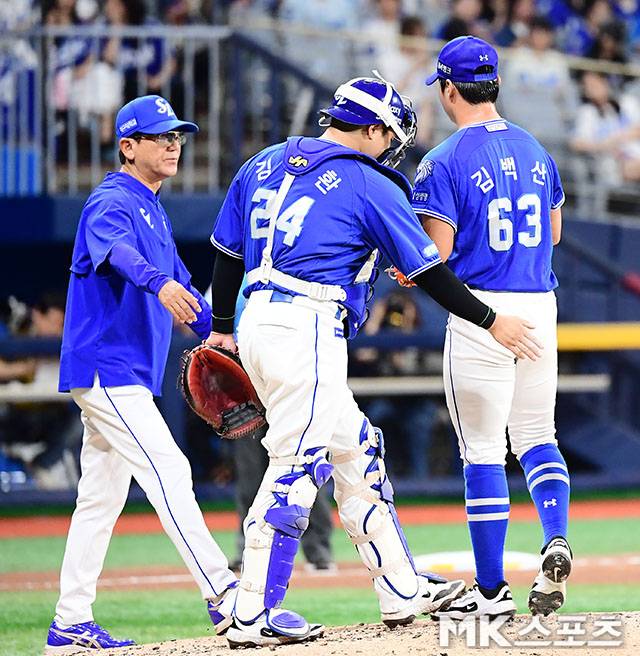 22일 오후 서울 고척스카이돔에서 ‘2026 신한 SOL KBO 리그’ 삼성 라이온즈와 키움 히어로즈 경기가 열렸다. 5회말 1사 1, 2루에서 삼성 선발 김백산이 배찬승으로 교체, 마운드를 내려가고 있다. 사진(고척 서울)=김영구 기자