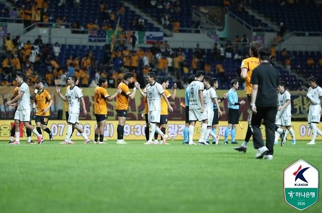 광주 FC와 김천상무 선수들이 경기 후 인사를 나누고 있다. 사진=한국프로축구연맹