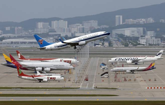 (인천공항=뉴스1) 박정호 기자 = 25일 오후 인천국제공항에서 항공기가 이륙하고 있다. 2026.5.25/뉴스1  Copyright (C) 뉴스1. All rights reserved. 무단 전재 및 재배포,  AI학습 이용 금지. /사진=(인천공항=뉴스1) 박정호 기자