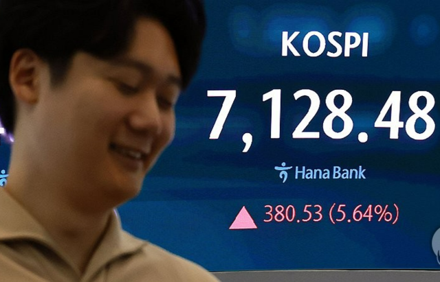 22일 서울 중구 하나은행 본점 딜링룸 모습. 연합뉴스