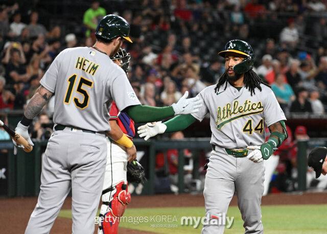 MLB 애슬레텍스에서 뛰고 있는 신인 조슈아 쿠로다-그라우어(오른쪽)가 21일(한국시각) 열린 애리조나와 원정 경기 2회초 데뷔 첫 홈런을 친 뒤 홈으로 들어오며 팀 동료와 손바닥을 마주치고 있다./게티이미지코리아
