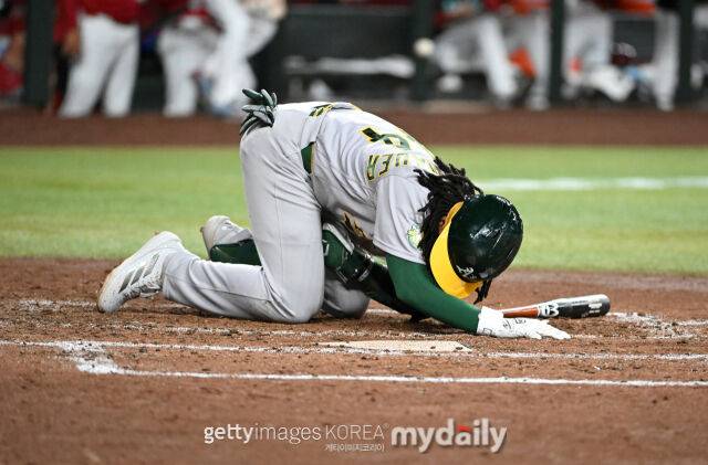 MLB 애슬레텍스에서 뛰고 있는 신인 조슈아 쿠로다-그라우어가 21일(한국시각) 열린 애리조나와 원정 경기 5회초 타석에서 자신의 타구에 급소를 맞은 뒤 쓰러져있다./게티이미지코라아