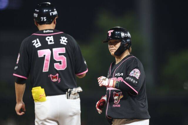 KIA 타이거즈 김선빈이 21일 광주 KIA챔피언스필드에서 열린 한화 이글스와의 홈 경기서 타격하고 1루를 밟고 있다.