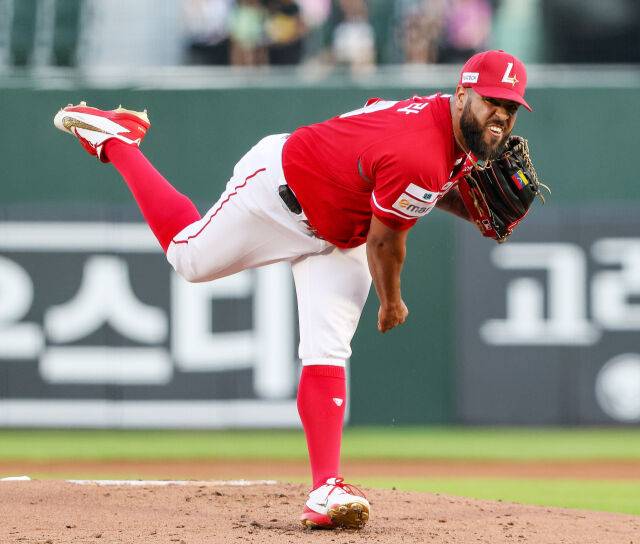 SSG 랜더스 투수 페드로 아빌라가 22일 사직구장에서 열린 롯데 자이언츠와 원정 경기에 선발 등판해 역투하고 있다./SSG 랜더스 제공