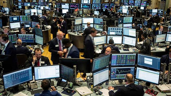 21일(현지시간) 미국 뉴욕증권거래소(NYSE)에서 트레이더들이 업무를 보고 있다. [123RF]