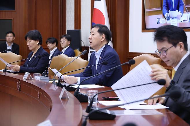 구윤철(오른쪽 두번째) 부총리 겸 재정경제부 장관이 22일 서울 종로구 정부서울청사에서 열린 비상경제본부 회의 겸 경제ㆍ산업경쟁력 강화 관계장관회의에서 발언하고 있다. [연합]