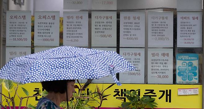 서울 아파트 임대차 시장에서 외곽 자치구 9곳의 전셋값이 5년 전인 문재인 정부 시절 최고가를 넘긴 것으로 나타났다. 전세 품귀 현상으로 지난달 월세 거래 비중은 54.1%로 전세를 앞지른 걸로 조사됐다. 정부가 초고가 주택에 대한 세부담 강화만 강조하는 듯한 행보를 보이는 사이 서민들의 주거 안정성이 크게 훼손되고 있다는 지적이다. 한 시민이 22일 서울 은평구의 한 공인중개사 사무소 앞을 지나고 있다. 윤창빈 기자