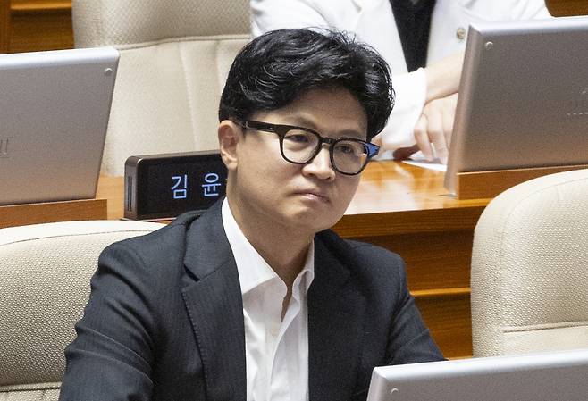 무소속 한동훈 의원이 20일 국회 본회의에서 윤석열·김건희에 의한 내란·외환 및 국정농단 행위의 진상규명을 위한 특별검사 임명 등에 관한 법률 일부개정법률안에 대한 국민의힘의 필리버스터를 듣고 있다. [연합]