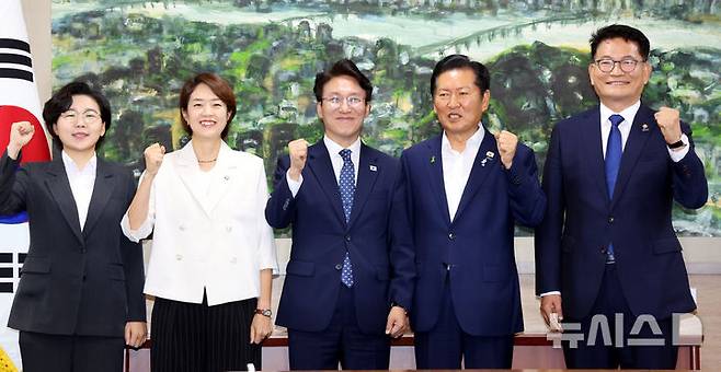 [서울=뉴시스] 박영태 기자 =지난 21일 오전 서울 중구 서울시의회에서 더불어민주당 당대표 후보자들이 시의회 의원들과 간담회를 하기 전 기념촬영을 하고 있다. 왼쪽부터 김보미, 고민정, 김민석, 정청래, 송영길 후보. 2026.07.20. since1999@newsis.com