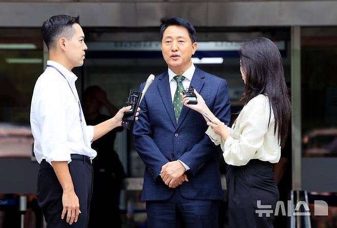 [서울=뉴시스] 김금보 기자 = 오세훈 서울시장이 22일 서울 서초구 서울중앙지방법원에서 열린 정치자금법 위반 혐의 1심 선고를 마치고 취재진의 질문에 답하고 있다. (공동취재) 2026.07.22. photo@newsis.com