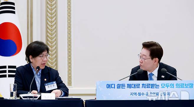 [서울=뉴시스] 조성봉 기자 = 정은경 보건복지부 장관이 22일 청와대 영빈관에서 열린 '지역필수공공의료 간담회'에서 이재명 대통령의 질의에 답하고 있다. 2026.07.22. suncho21@newsis.com