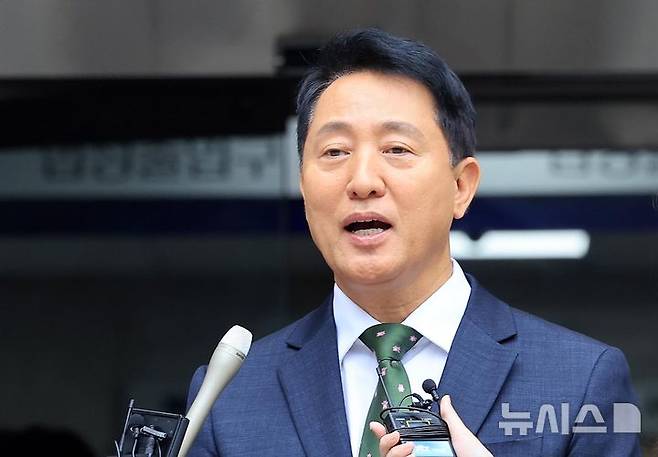 [서울=뉴시스] 김금보 기자 = 오세훈 서울시장이 22일 서울 서초구 서울중앙지방법원에서 열린 정치자금법위반 혐의 1심 선고를 마치고 취재진의 질문에 답하고 있다. (공동취재) 2026.07.22. photo@newsis.com