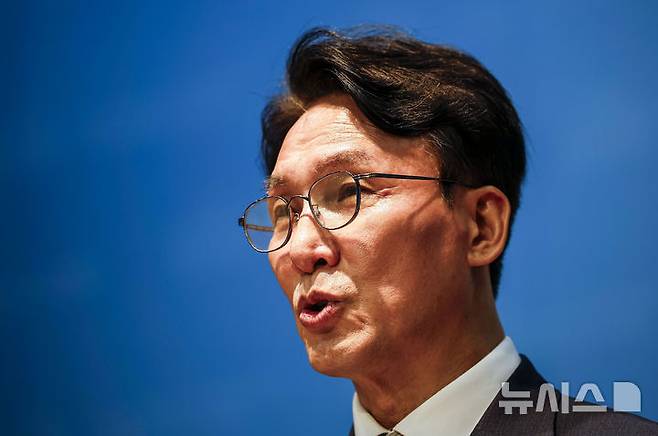 [서울=뉴시스] 정병혁 기자 = 김민석 더불어민주당 대표 후보가 22일 서울 여의도 국회 소통관에서 4대 개혁 발표 기자회견을 하고 있다. 2026.07.22. jhope@newsis.com