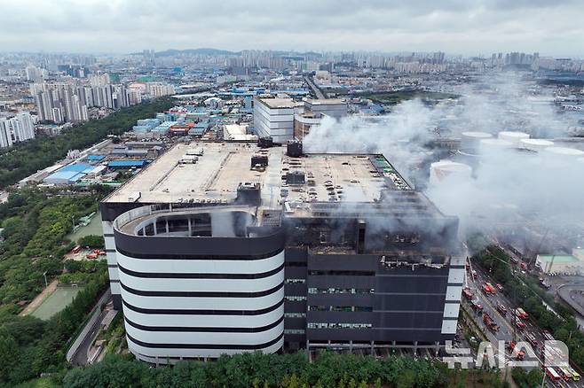 [인천=뉴시스] 고승민 기자 = 인천 서해구 석남동 쿠팡32물류센터 화재 사흘째인 20일 화재현장에서 여전히 연기가 솟아 오르고 있다. 2026.07.20. kkssmm99@newsis.com