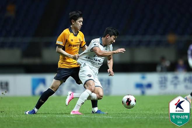 [서울=뉴시스] 프로축구 K리그1 광주FC의 문민서(왼쪽), 김천 상무의 고재현. (사진=한국프로축구연맹 제공)