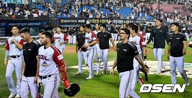 [OSEN=잠실, 최규한 기자] 19일 서울 잠실야구장에서 ‘2026 신한 SOL Bank KBO리그’ LG 트윈스와 KT 위즈의 경기가 열렸다.이날 경기는 KT가 4-1로 승리하며 파죽의 7연승을 달렸다.경기를 마치고 LG 선수들이 팬들에게 인사한 뒤 그라운드를 나서고 있다. 2026.07.19 / dreamer@osen.co.kr