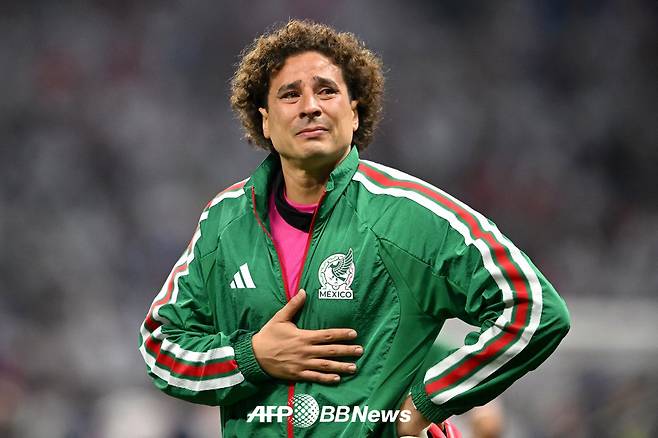 2026 FIFA 북중미 월드컵 조별리그 최종전 체코전을 통해 마지막 경기를 치른 뒤 눈물을 흘리고 있는 기예르모 오초아 골키퍼. /AFPBBNews=뉴스1