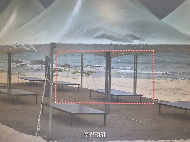 ‘캠핑 의자 놓았다고 퇴거’ 논란이 벌어진 경북 영덕군 경정해수욕장 관련, 해수욕장 운영위원회 측이 영덕군에 제공한 7월 18일 당일 민원인이 캠핑의자를 놨던 ‘갯바위’ 사진. 영덕군청 측은 “확인 결과 민원인이 캠핑 의자를 놓은 자리는 허가구역 밖이었던 것은 확인됐다”고 밝혔다. /영덕군청 제공