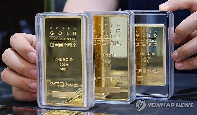 골드바 (서울=연합뉴스) 김인철 기자 = 지난 1일 서울 종로구 한국금거래소에서 직원이 골드바를 정리하고 있다.
2026.7.1 yatoya@yna.co.kr
