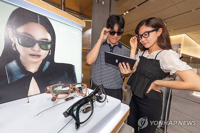 KT, AI 안경 '레이밴 메타' 출시 (서울=연합뉴스) KT가 22일 레이밴과 메타가 공동 개발한 AI 웨어러블 디바이스 레이밴 메타를 출시한다고 밝혔다.
    레이밴 메타 글래스는 1,200만 화소 초광각 카메라를 탑재해 1인칭 시점의 고해상도 사진과 3K 울트라 HD 동영상을 촬영할 수 있으며, 안경 측면 버튼이나 핸즈프리 음성 명령만으로 일상의 순간을 손쉽게 기록할 수 있다. 모델들이 KT플라자 광화문 온맞이점에서 레이밴 메타를 착용해 보고 있다. 2026.7.22 [KT 제공. 재판매 및 DB 금지] photo@yna.co.kr